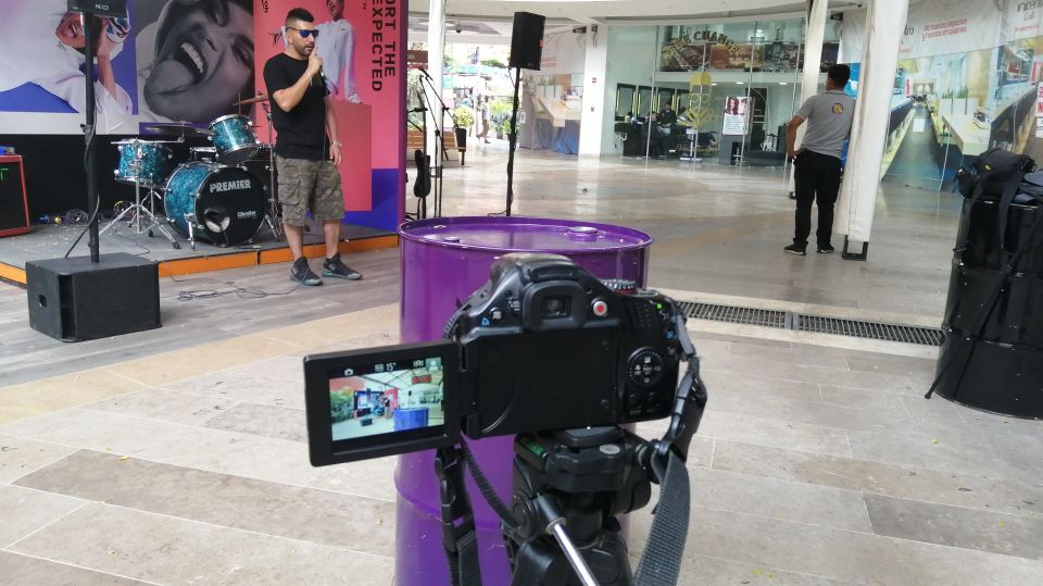 Un saludo para todos #porriniz en audición para #reebokcolombia. Y que pena no haberme presentado antes soy cantante autor compositor musico director y productor, trabajo de manera independiente, y compongo música desde punto cero, tengo mas 26 canciones listas para ser cantadas en vivo, por aqui a la orden voy por varias nominaciones así que espero de su apoyo, y les daré mi apoyo también.